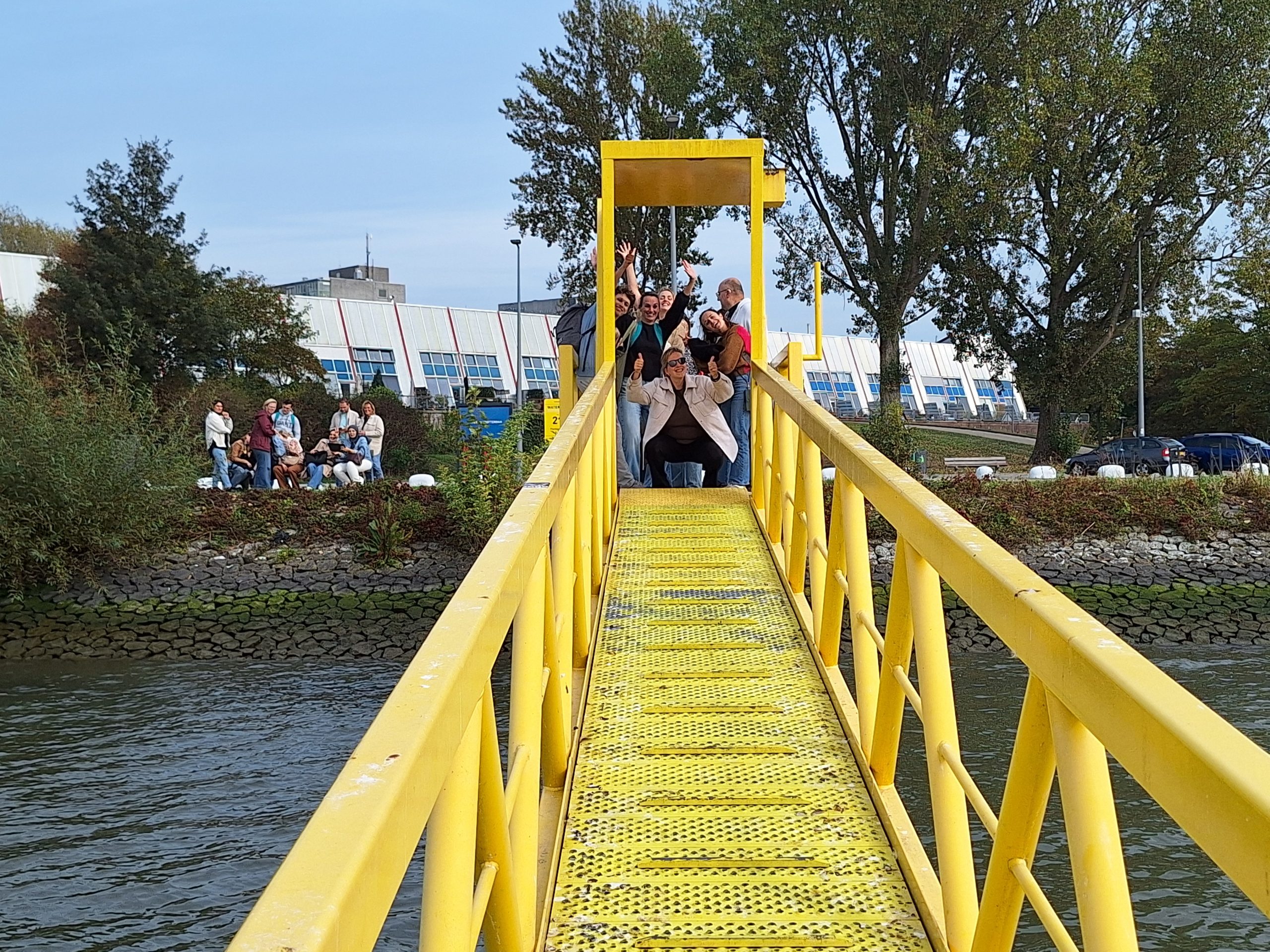 Groepsfoto op gele brug